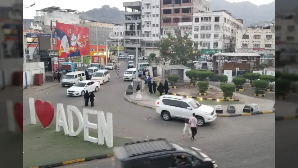 ناشط يكشف عن تحسن مفاجئ في خدمات الكهرباء والمياه بعدن