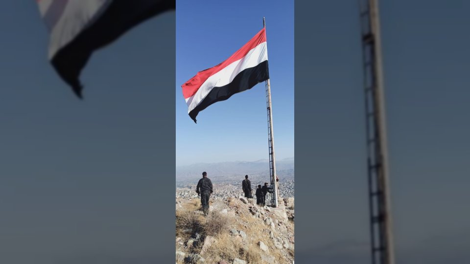 قلعة القاهرة بتعز تنكس العلم الوطني حداداً على رحيل علي سالم البيض