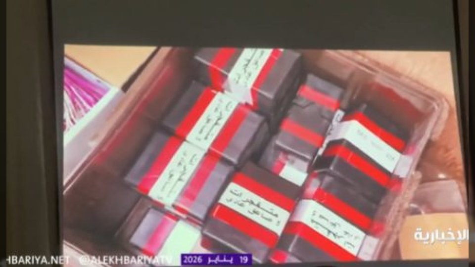 معدات وأدوات لتنفيذ الاغتيالات.. انتهاكات وسجون سرية إماراتية في حضرموت تكشفها قناة الإخبارية السعودية