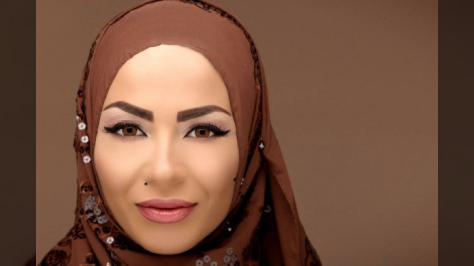 دوللي شاهين تودع والدتها وتناشد المعزين استبدال أكاليل الزهور بهذا الأمر