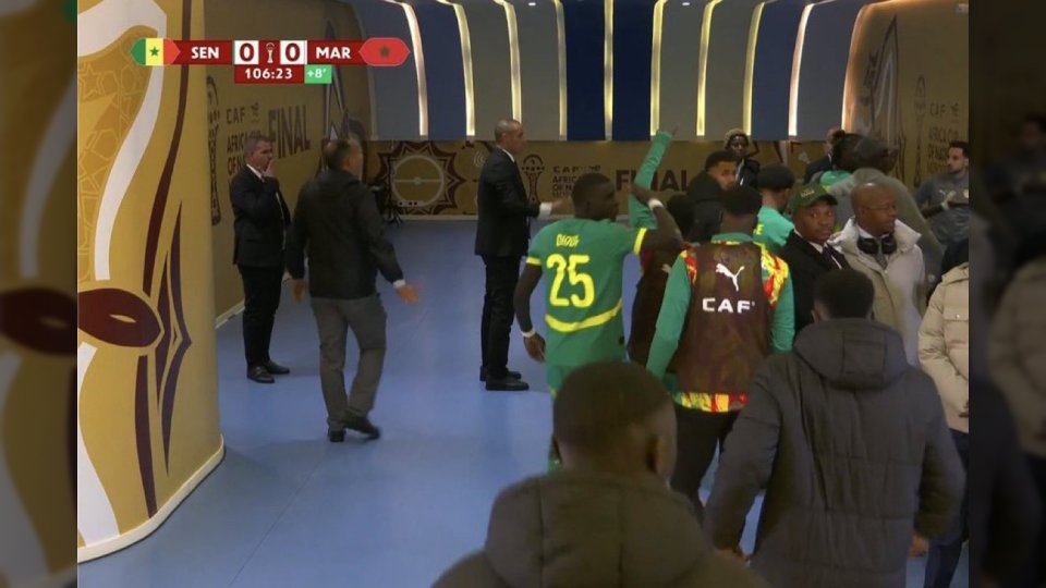 فوضى عارمة في نهائي أمم أفريقيا بعد مغادرة لاعبي السنغال للملعب احتجاجاً على ركلة جزاء للمغرب
