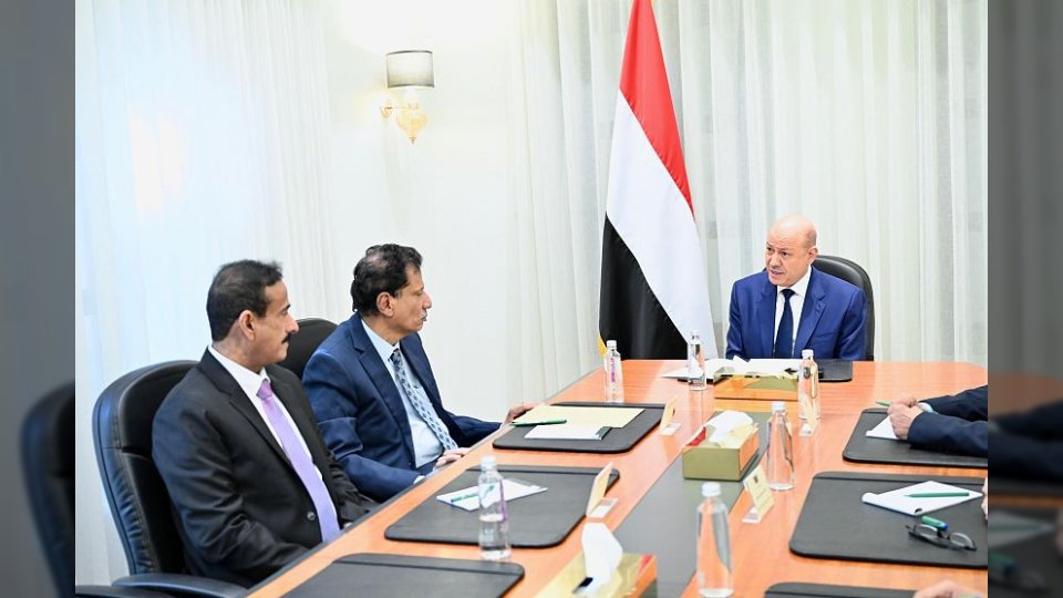 ماذا قرر العليمي بشأن المهرة وشبوة؟ تفاصيل الاجتماع الرئاسي لمواجهة التحديات الأمنية