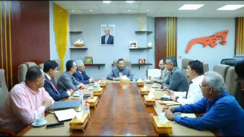 محافظ عدن يرفع صورة رئيس مجلس القيادة الرئاسي في مكتبه