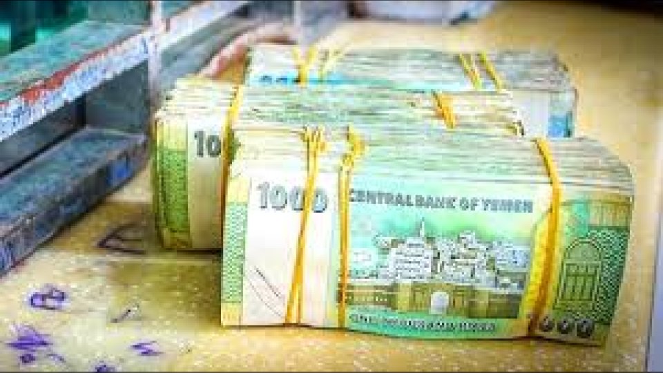 بدء صرف مرتبات شهرين لوحدات عسكرية في عدن عبر بنكي عدن والشُمُول