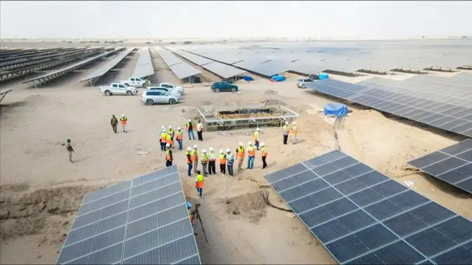 شركة إماراتية توقف محطتي طاقة شمسية في عدن وشبوة بشكل مفاجئ
