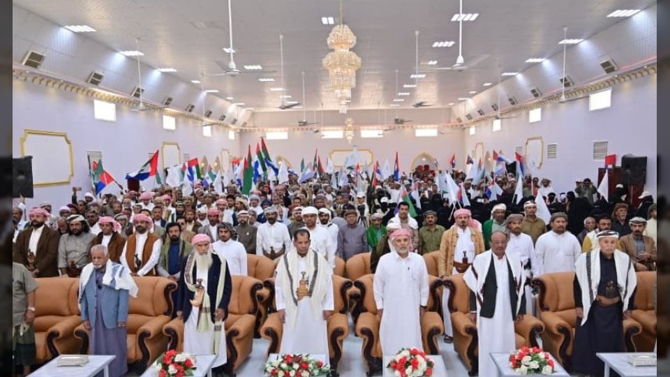 النشيد والأعلام الحضرمية في سيئون: مجلس حضرموت الوطني يكرس استقلالية الهوية بعيداً عن مشاريع الضم