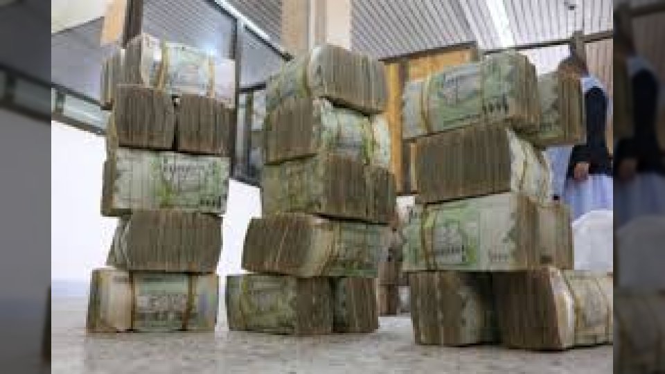 بدء صرف مرتبات نوفمبر وديسمبر 2025م لموظفي عدة مكاتب حكومية في عدن وأبين