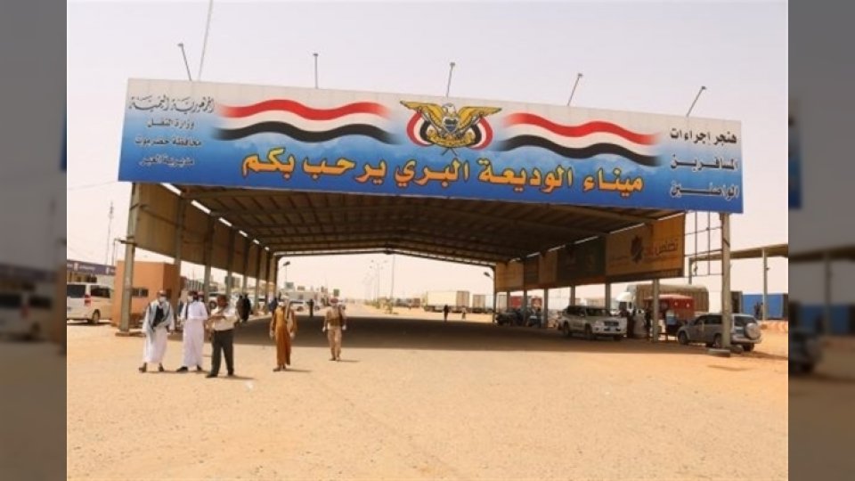 أزمة انتظار بمنفذ الوديعة.. تكدس حافلات المسافرين اليمنيين لساعات طويلة على حدود السعودية