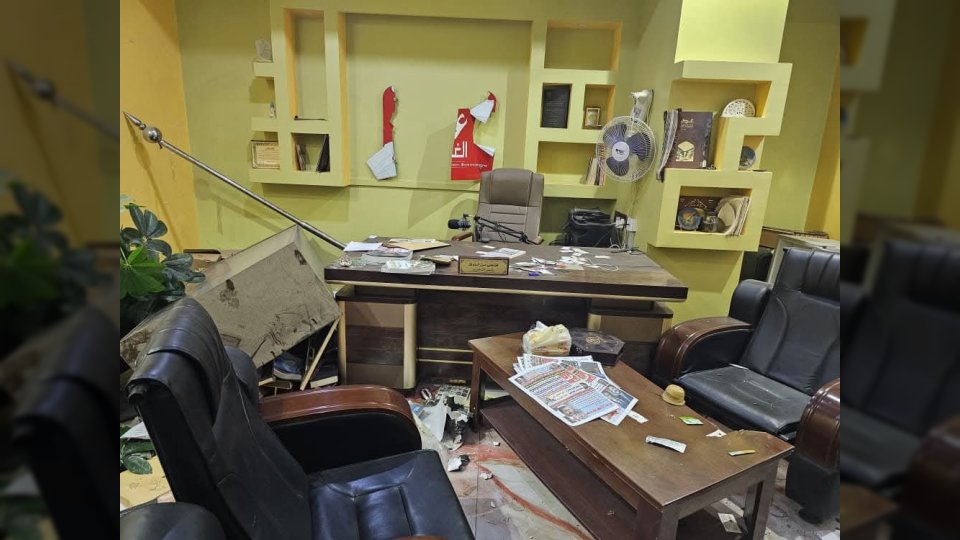 مليشيات الانتقالي تقتحم صحيفة عدن الغد .. نهب وتخريب وإصابة موظفين في هجوم عنيف