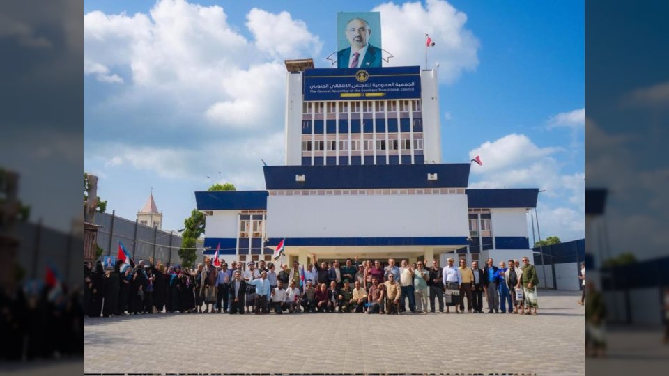 محافظ عدن يصدر أوامر غريبة بانسحاب القوات.. مليشيات المجلس الانتقالي تستعيد مقر الجمعية الوطني وترفع صور عيدروس الزبيدي