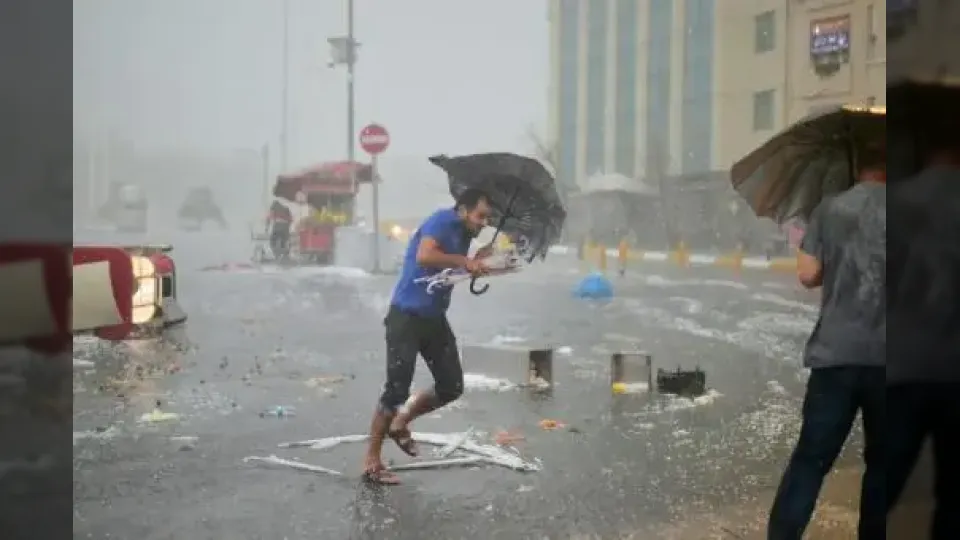 عاصفة قوية وأمطار غزيرة تضرب إسطنبول ومنطقة مرمرة: تحذيرات عاجلة من الأرصاد الجوية التركية