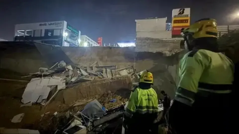 بالفيديو.. هبوط أرضي مرعب بالتجمع الخامس.. "ابتلاع" محلات تجارية وإصابات جراء حفر عشوائي