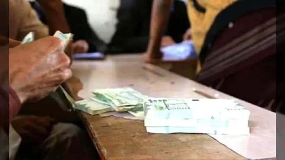 الحوثيون يعلنون صرف مرتبات متقطعة للموظفين بتقسيم غير مسبوق إلى 3 فئات