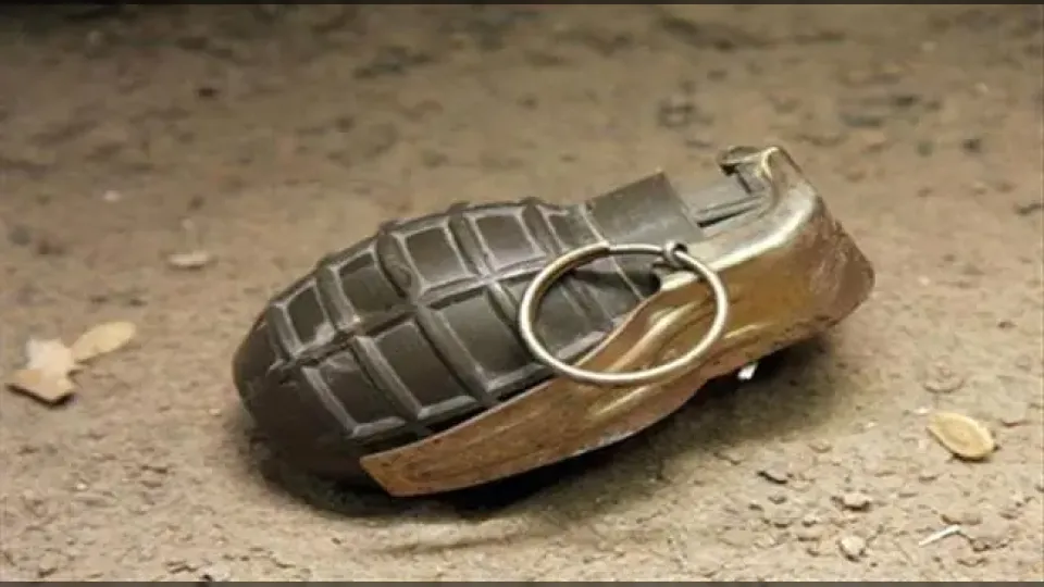 مقتل وإصابة 7 أشخاص بانفجار قنبلة يدوية داخل مقيل بريف تعز