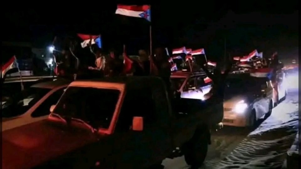 قوات تأمين قصر معاشيق تطلق النار لتفريق متظاهرين في عدن