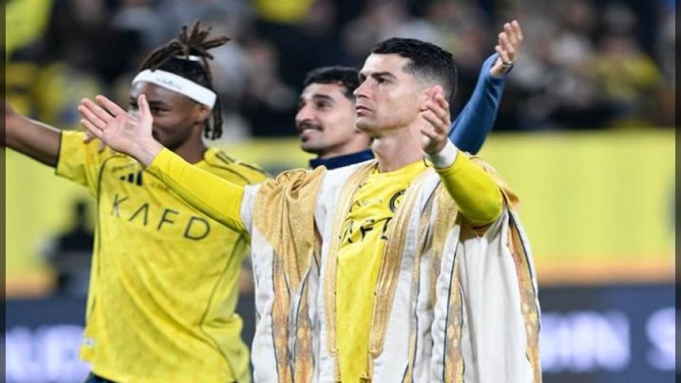 رونالدو يرتدي البشت في احتفالية صدارة النصر بعد رباعية الحزم