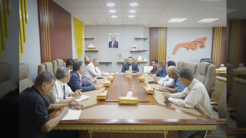 محافظ عدن يوجه بمعالجات عاجلة لأزمة الغاز ويرفض الحلول المؤقتة