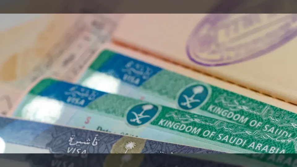 السعودية توقف تمديد تأشيرات الزيارة العائلية عبر أبشر وإلزامية مراجعة الجوازات