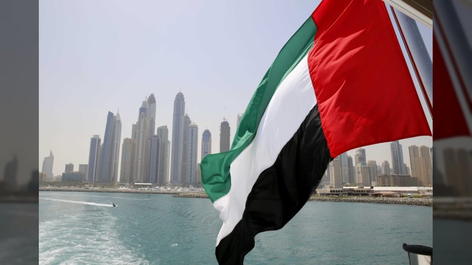 انفجارات تهز دبي وسط إغلاق جزئي للمجال الجوي الإماراتي