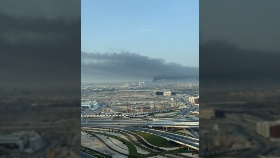 بالفيديو.. حريق في ميناء جبل علي بدبي جراء سقوط حطام صواريخ ومسيرات إيرانية