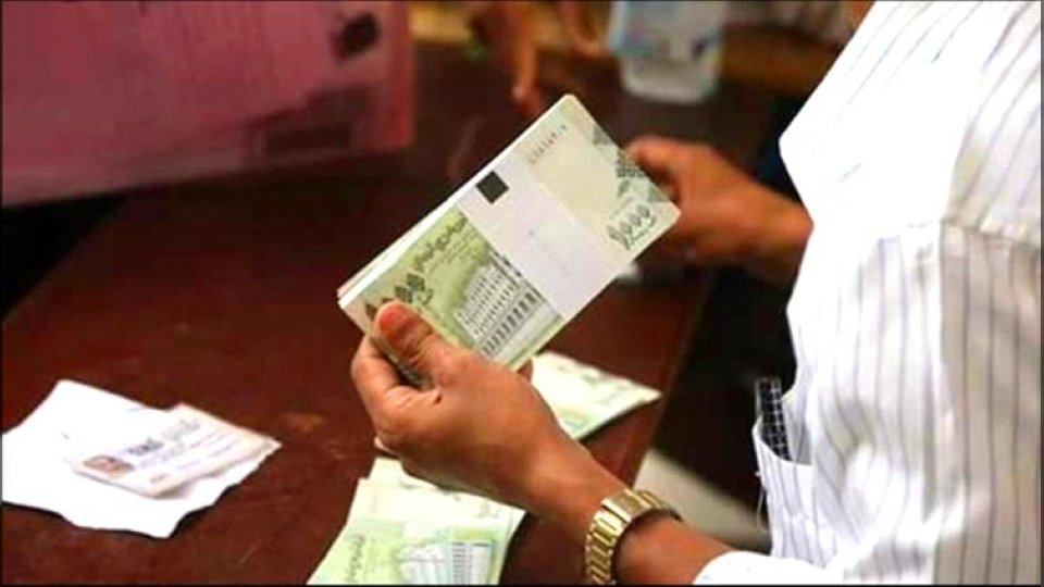 بدء صرف راتب شهرين للعسكريين وتدشين مرتبات قطاعات مدنية في عدن ولحج وأبين