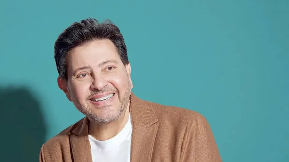 تحسن ملحوظ في الحالة الصحية للفنان هاني شاكر بعد مغادرته إلى فرنسا