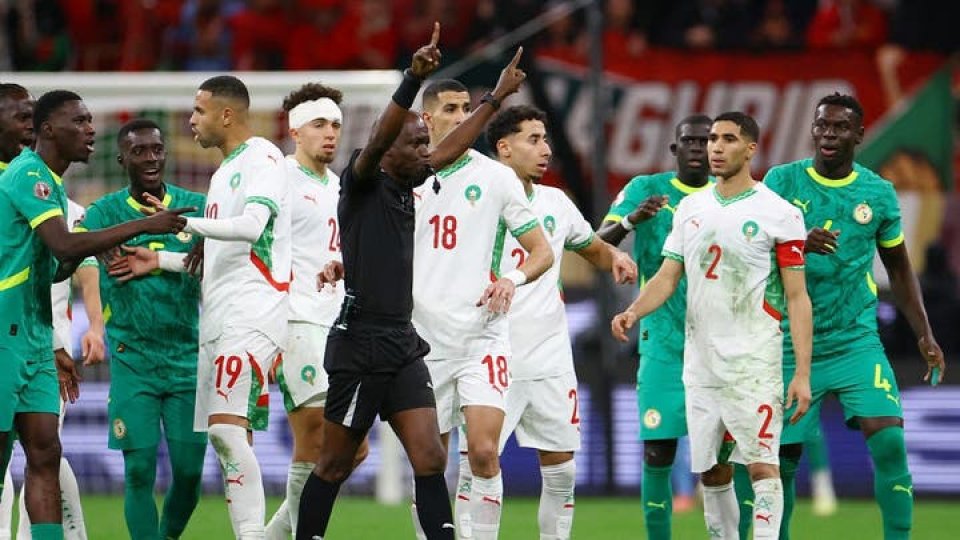 بقرار مفاجئ.. "كاف" يقرر سحب كأس أفريقيا من السنغال ومنحه للمغرب