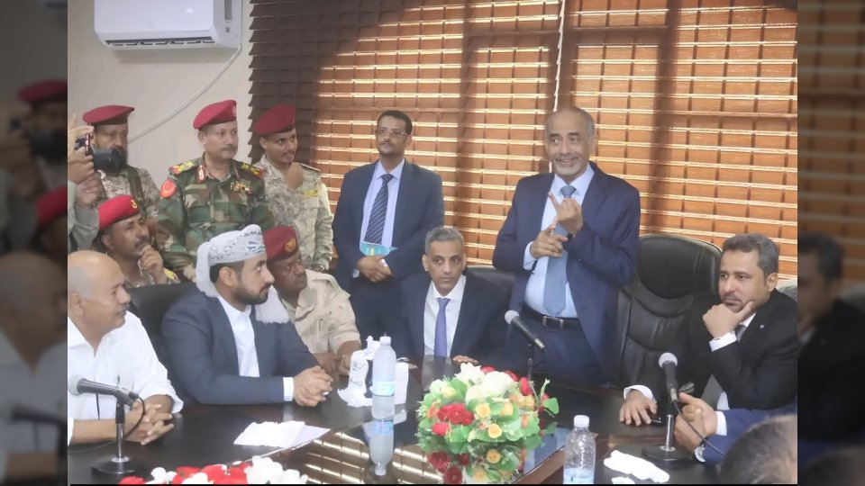 بالفيديو.. محمود الصبيحي يوبخ السلطة المحلية في لحج بسبب غياب العلم اليمني