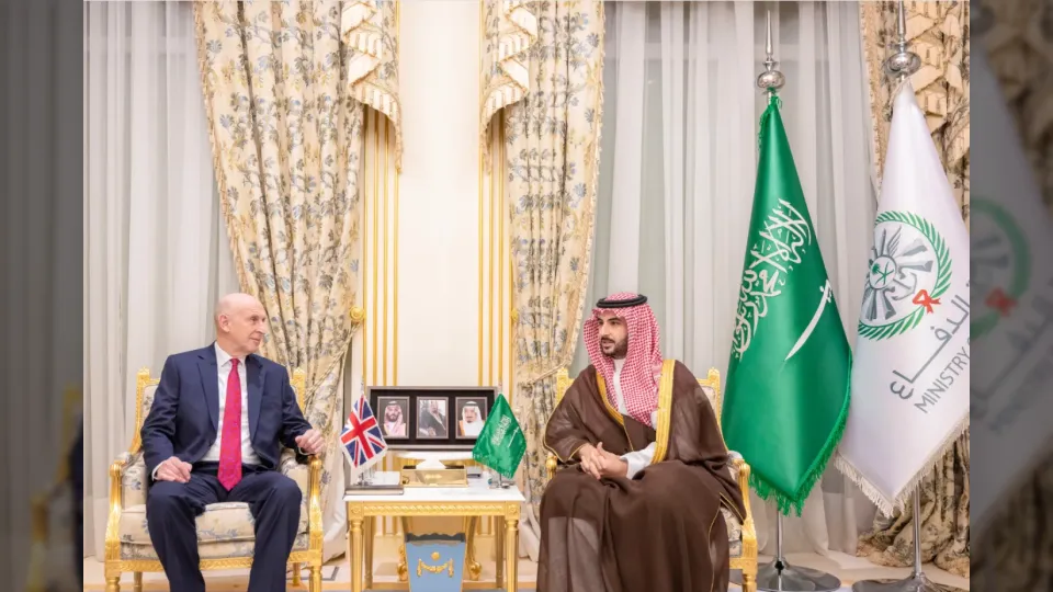 الأمير خالد بن سلمان يدين الاعتداءات الإيرانية ويبحث شراكة دفاعية مع بريطانيا