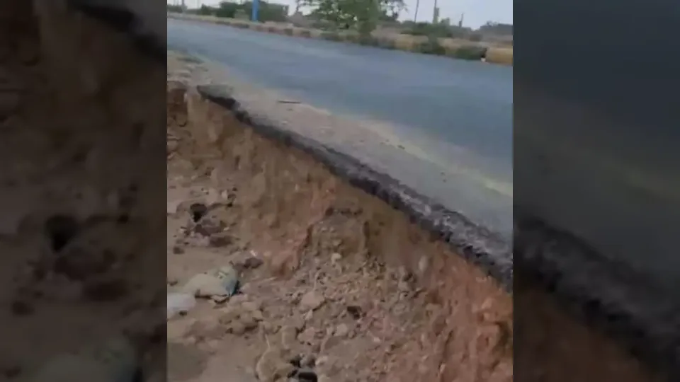 انهيارات متكررة تهدد شريان عتق–العبر: السيل يحفر تحت الإسفلت و«فخ الموت» يتأهب