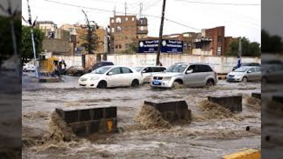 حرارة خانقة تسبق العاصفة.. سكان تعز يترقبون أمطاراً وشيكة لإنهاء موجة الجفاف