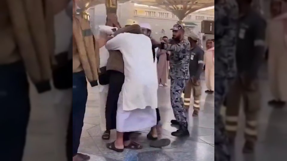 بالفيديو.. شاب باكستاني يخنق والده في الحرم المكي ظناً أن موته هناك دخول للجنة