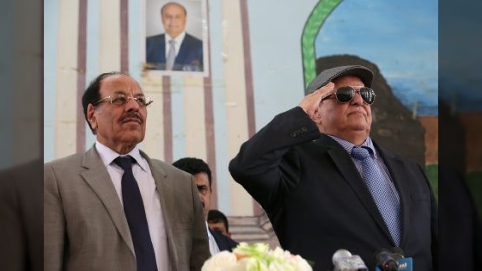 علي محسن الأحمر ينعي هادي ويكشف تفاصيل 40 عاماً من "الزمالة والسلاح"