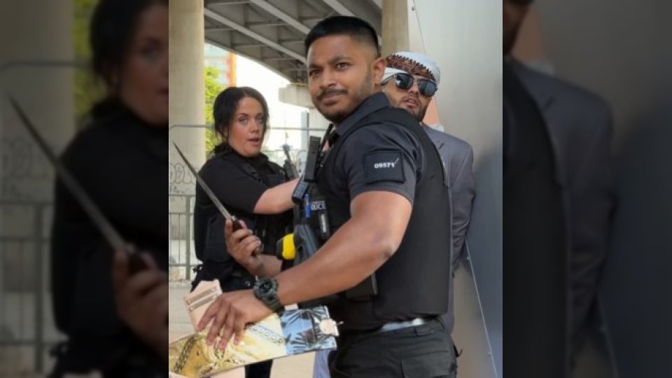 بالفيديو.. شاهد اعتقال يمنيين في بريطانيا بسبب "الجنبية" خلال احتفالات العيد بمدينة مانشستر