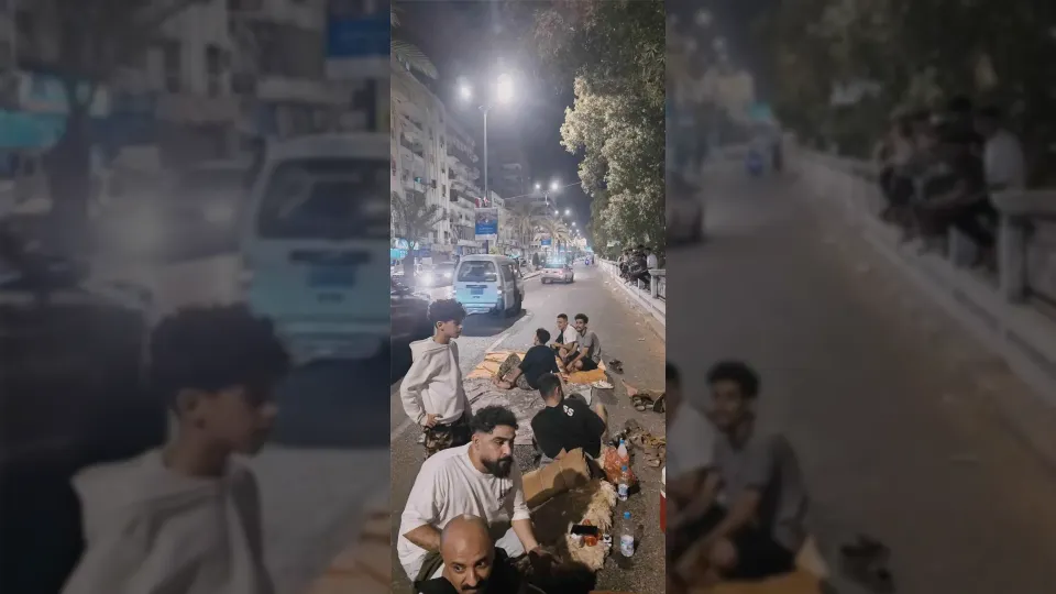 احتجاجات الكهرباء في عدن تدفع السكان للنوم في الشوارع هرباً من الحر
