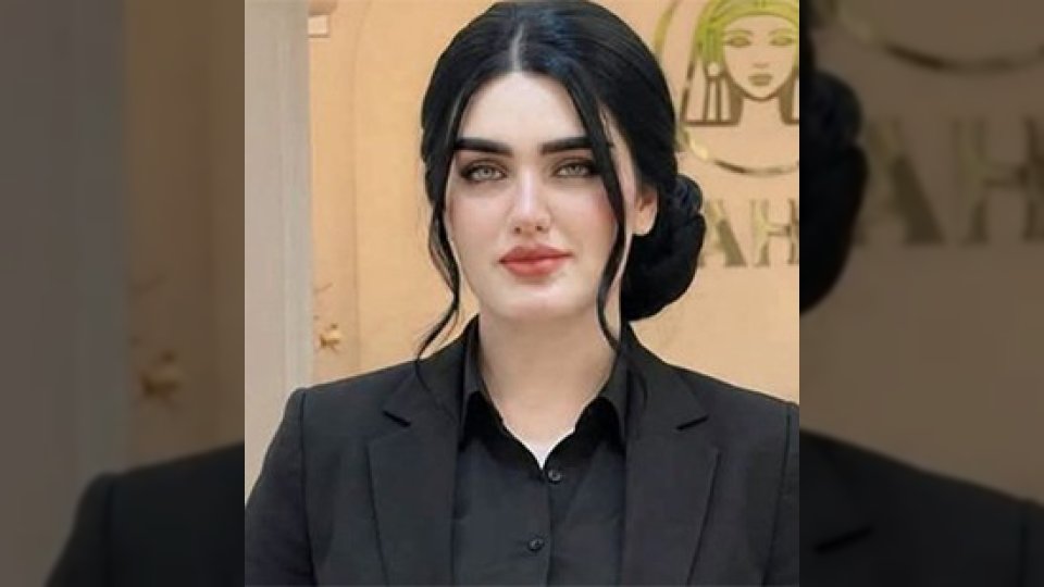 بسبب ملابسها.. إيقاف المحامية لؤة بكري عن العمل يشعل أزمة قانونية في مصر