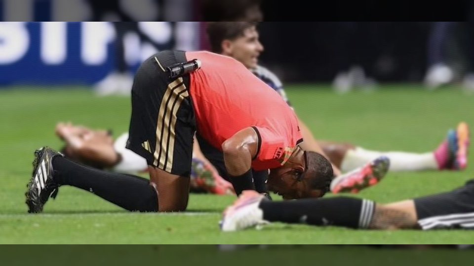 لم يضطر لمساعدة الأرجنتين.. سجود الحكم إسماعيل الفتح بعد مباراة الأرجنتين وإنجلترا يثير تفاعلاً واسعاً