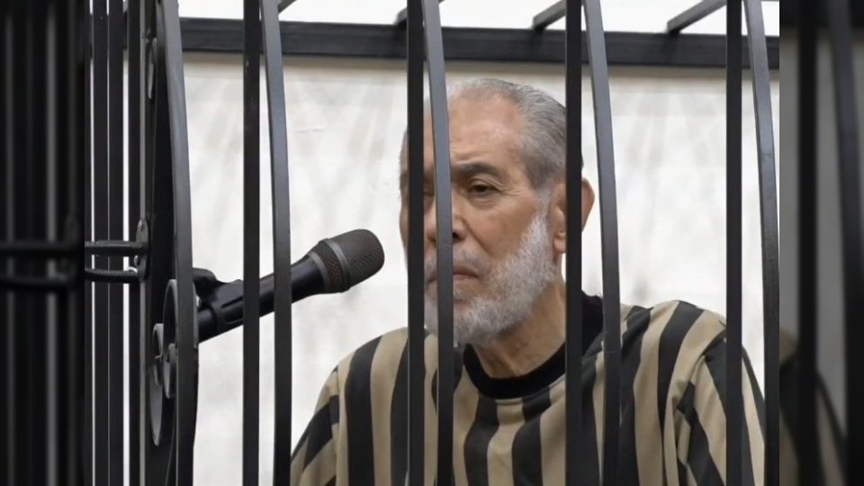 فيديو.. لحظة إسكات مفتي البراميل أحمد حسون في محكمة العدل السورية