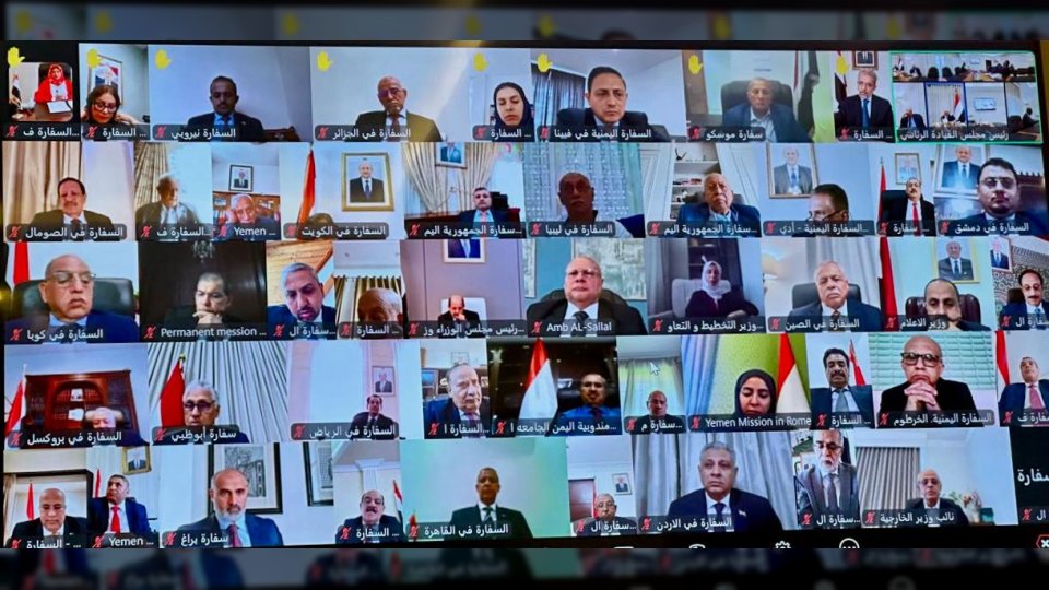العليمي يوجه السفراء اليمنيين بمضاعفة العزلة الدولية للحوثيين