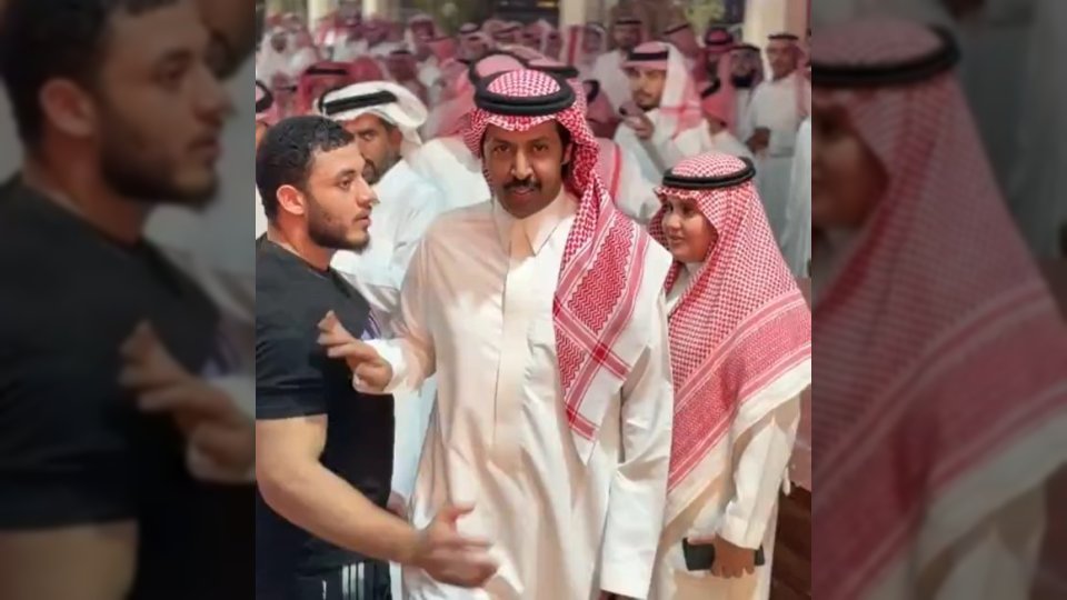 الشاعر تركي الميزاني يثير الجدل بعد منعه من دخول حفل.. ماذا فعل مع حارس الأمن؟