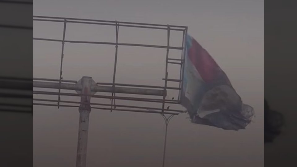 الرياح تمزق صورة عيدروس الزبيدي في عدن وتثير موجة تفاعل على التواصل الاجتماعي
