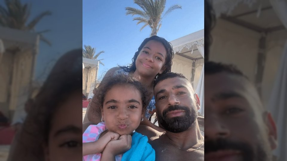 محمد صلاح يتصدر التريند بصور عائلية مع ابنتيه مكة وكيان