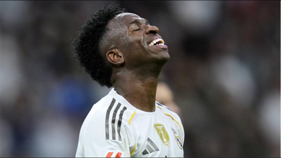 حقيقة رحيل فينيسيوس عن ريال مدريد.. مورينيو يرفض وأرسنال يترصد