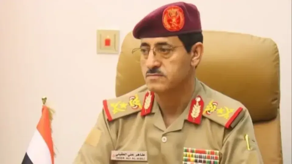 وزير الدفاع طاهر العقيلي يتوعد بحسم المعركة وبتر ذراع إيران في البلاد