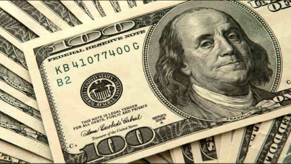 سعر الدولار يهوي أمام العملات العالمية بعد تراجع التوترات الأمريكية الإيرانية