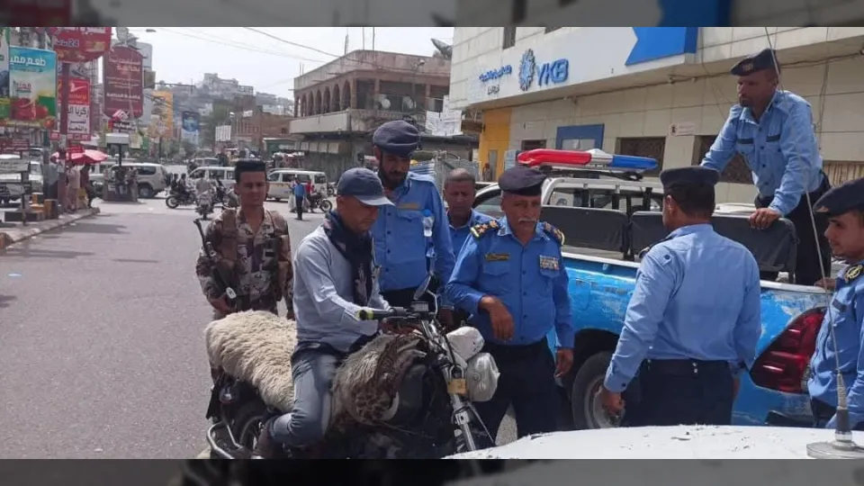 احتجاز سائق طقم حراسة محافظ تعز بعد حادث دهس طفل قرب قلعة القاهرة