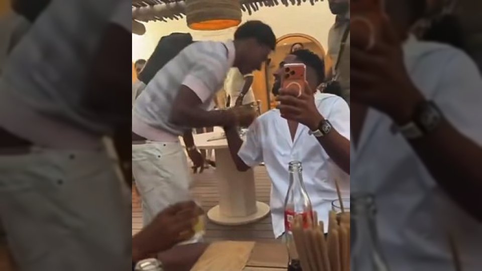 فيديو.. لامين يامال ورياض محرز يلتقيان في سان تروبيه قبل الموسم الجديد