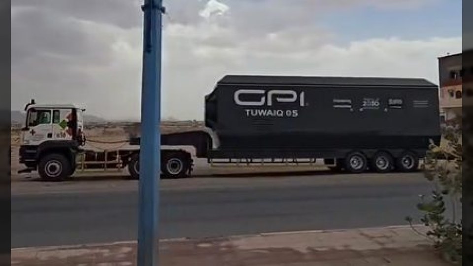 تعزيزات كهربائية سعودية ضخمة تصل عدن لتخفيف معاناة الصيف