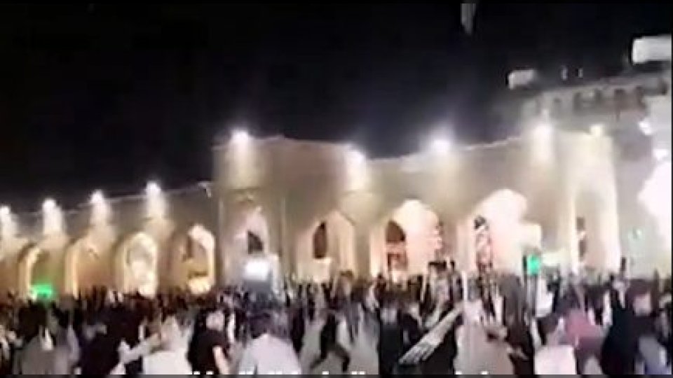 بالفيديو.. اشتباك بالعصي داخل باحة مرقد مرقد شيعي في مدينة مشهد الإيرانية