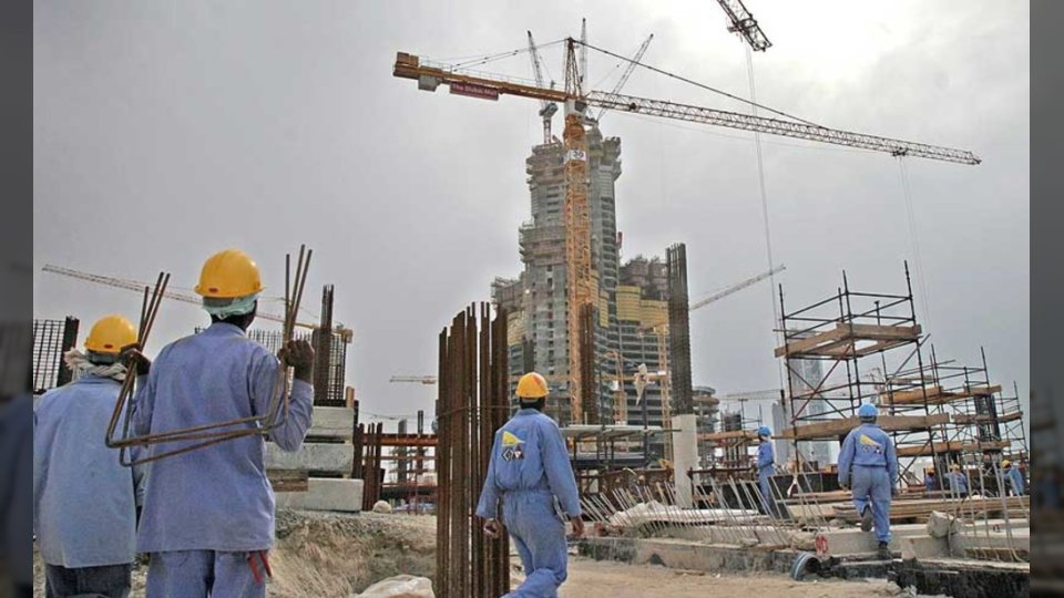 الخارجية المصرية تحسم الجدل: لا استغناء جماعي عن العمالة المصرية في الإمارات